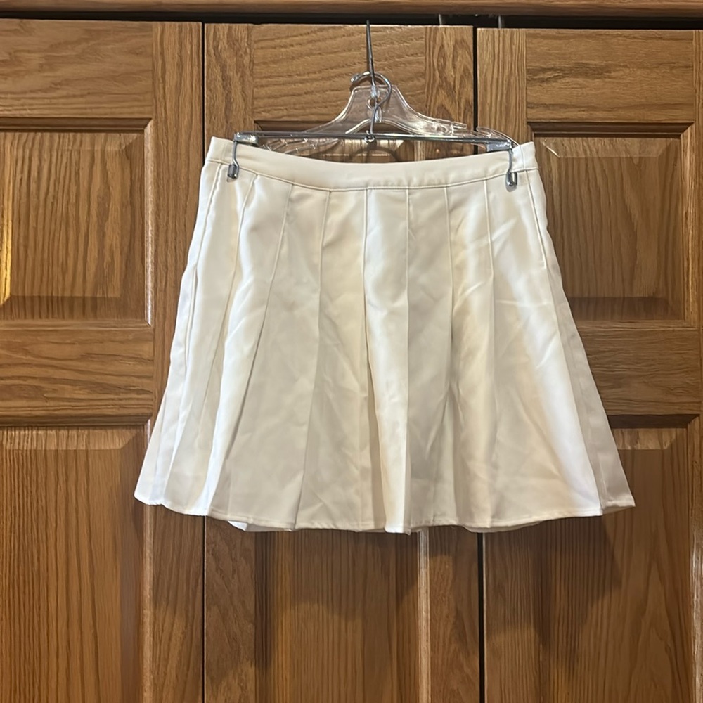 Urban Daizy Off-White Pleated Skirt